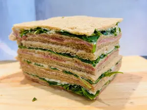 Tr. jamón crudo rúcula y parme