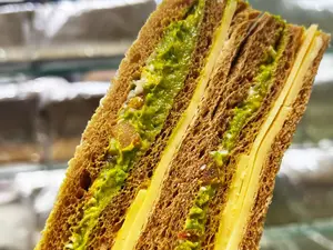 Trip. palta huevo queso tomate