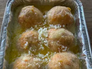 Malfatti boniato y ricota con salsa de quesos