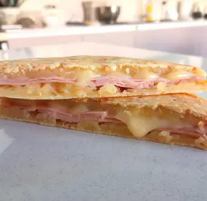 Sandwich chipa jamón y queso