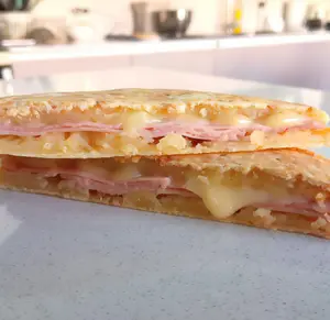Sandwich chipa tomate y queso