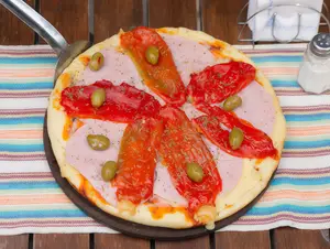 Pizza con jamón y morrón