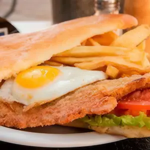 Sándwich mila con fritas