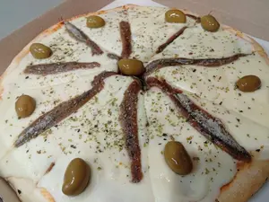 Muzza Con Anchoas - -