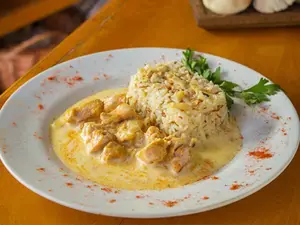 Pilav con pollo a la crema