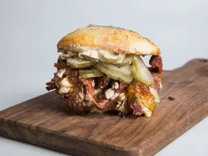 Sandwich De Pastrón Horneado