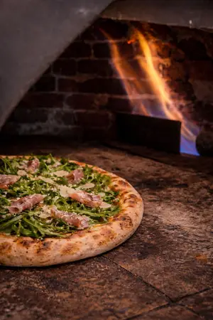 Pizza crudo y rúcula