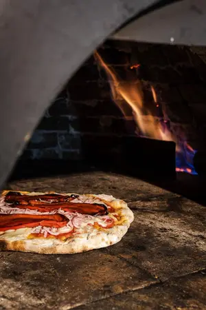 Pizza jamón y morrones