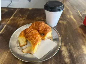 Café con leche más dos medialunas