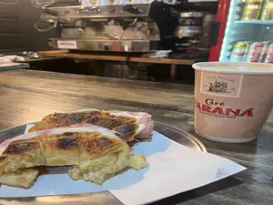 Café con leche más dos medialunas jyq