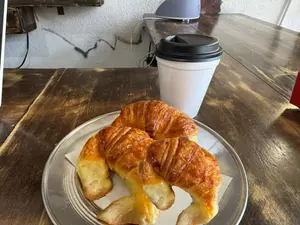 Café con leche más tres medialunas