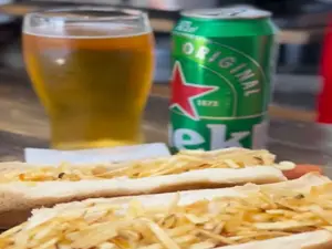Dos panchos con piel más bebida