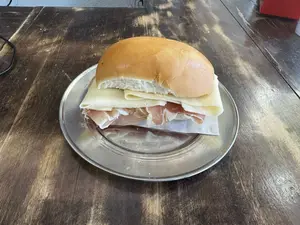 Pebete jamón crudo y queso