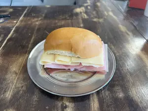 Pebete jamón y queso