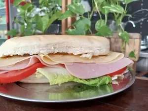 Sandwich de jamón y queso completo