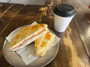 Tostado con cafe con leche