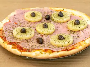 Pizza con jamón y ananá