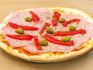 Pizza de jamón y morrones