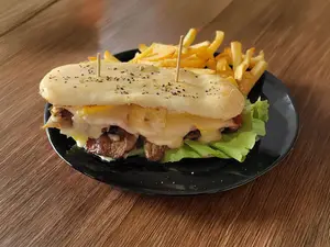 Lomito jamón queso huevo