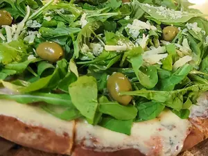 Pizza jamón crudo y rucula