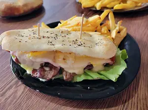 Sándwich lomito completo