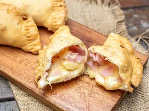 Empanada de jamón y queso