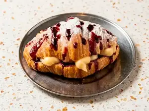 Croissant con pastelera y frutos rojos