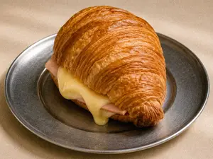 Croissant de jamón y queso