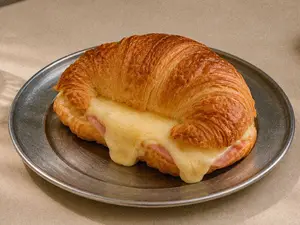 Medialuna con jamón y queso