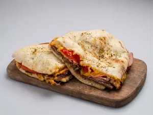 Panini de milan con cheddar, panceta y morrón