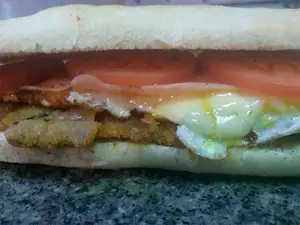 Panini de milanesa con jamón y queso