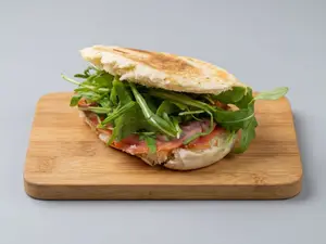 Panini de muzzarella, albahaca y tomate