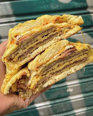Panini mila con jamón, queso, tomate y huevo