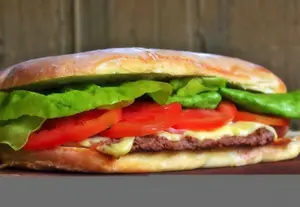 Panini mila con lechuga tomate, queso y huevo