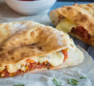 Panini muzzarel jamón lechuga tomate y huevo