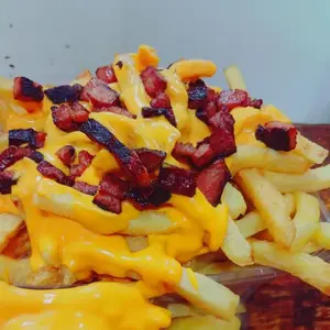 Papas fritas con cheddar y panceta
