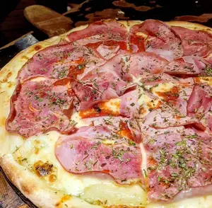 Pizza con jamón g