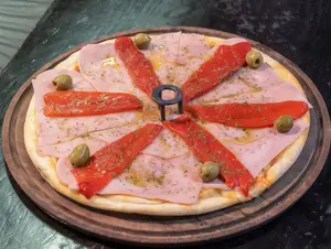 Pizza con jamón y morrón g