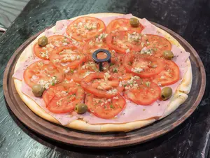 Pizza napolitana con jamon g