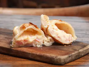 Empanada de jamón y queso