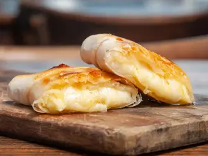 Empanada de tres quesos