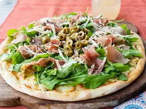 Pizza con jamón crudo y rúcula