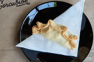 Empanada de queso y hongos