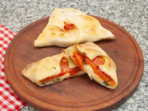 Empanada de tomate y queso