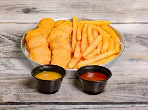 Nuggets + papas fritas