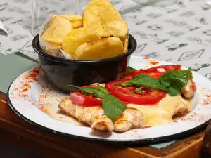 Pollo capresse con papas fritas españolas