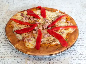 Pizza con panceta y morrón