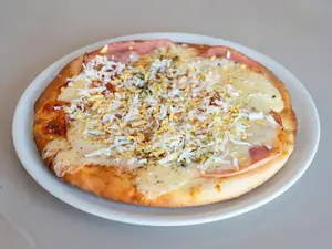 Pizza muzzarella con huevo y jamón