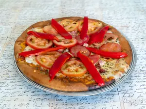 Pizza napolitana con morrón y panceta