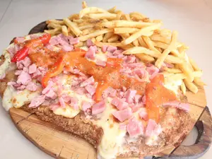 Pizzanesa con jamón y morrones